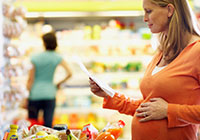 pregnant woman in grocery store