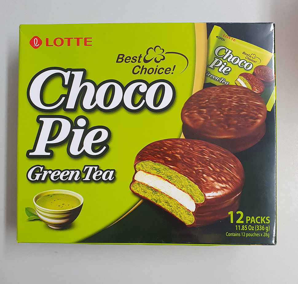 Box of Lotte brand Choco Pie Green Tea 6 pack